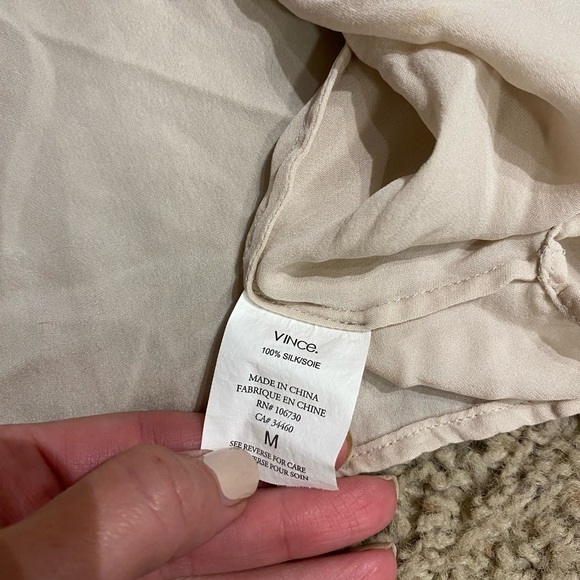 Vince Women’s Silk Pale Pink Blouse Size M Business Casual Short Sleeve V Neck - Picture 5 of 5